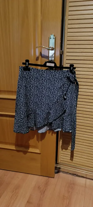 Falda estampada floral verde y blanca