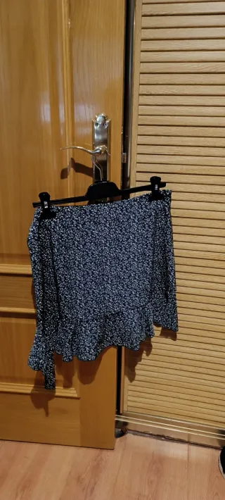 Falda estampada floral verde y blanca