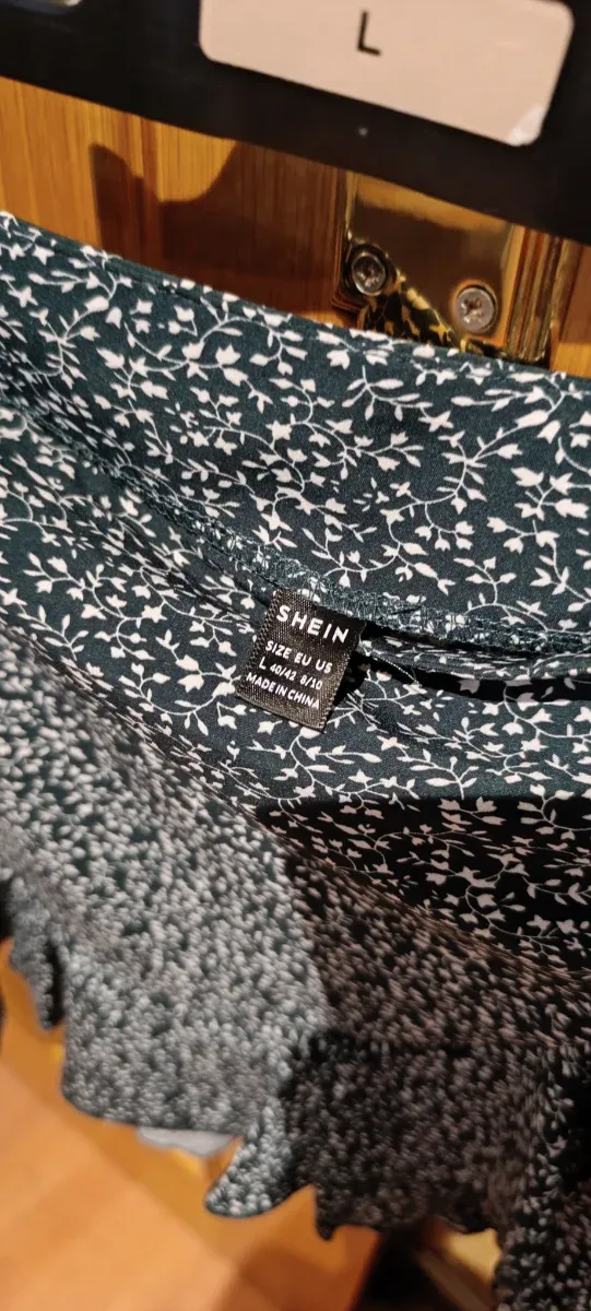 Falda estampada floral verde y blanca