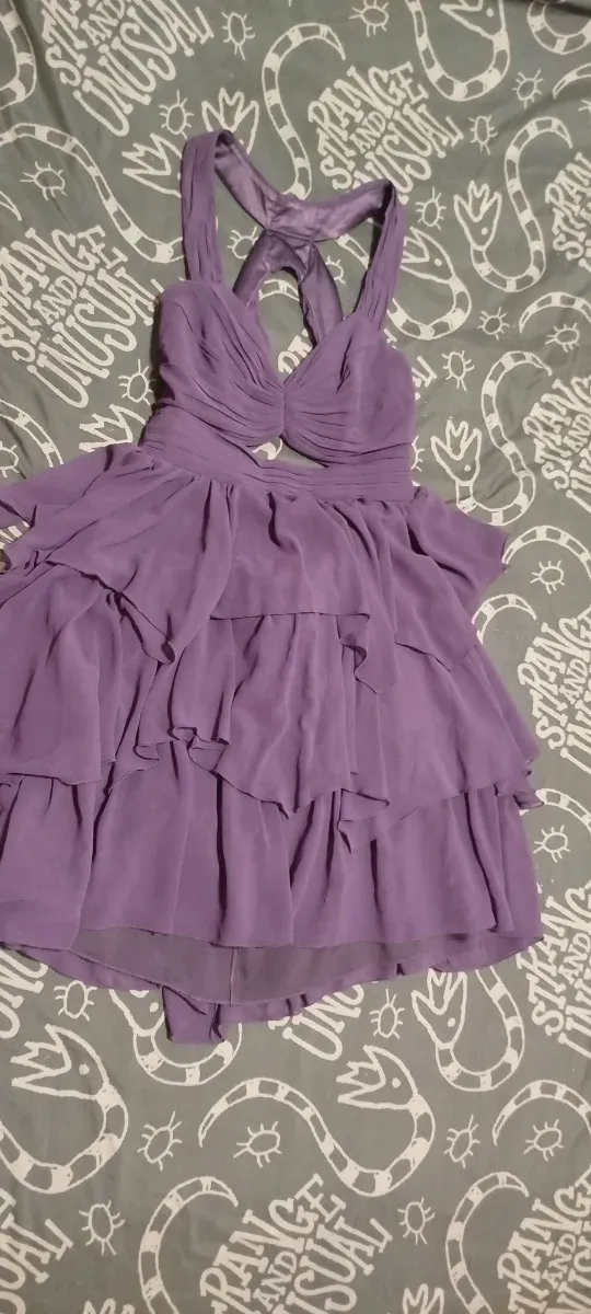 Vestido morado con cut out