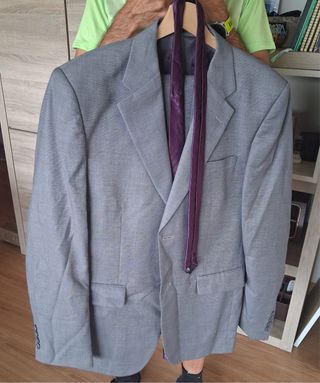 Traje gris con corbata morada