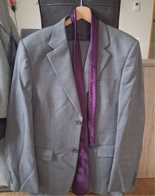 Traje gris con corbata morada