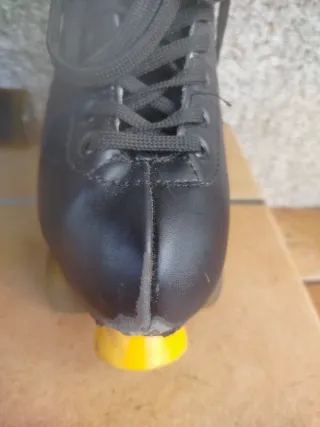 Patines negros con ruedas amarillas