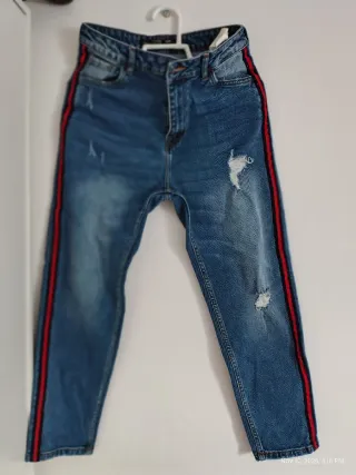 Pantalones vaqueros con raya lateral roja