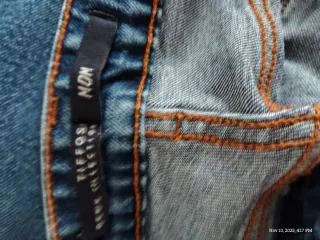 Pantalones vaqueros con raya lateral roja