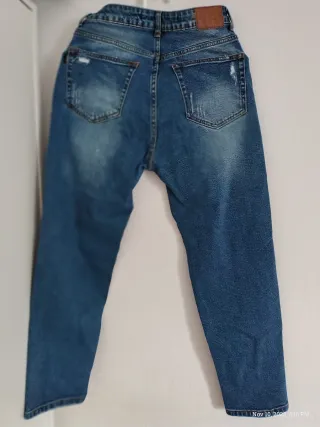 Pantalones vaqueros con raya lateral roja