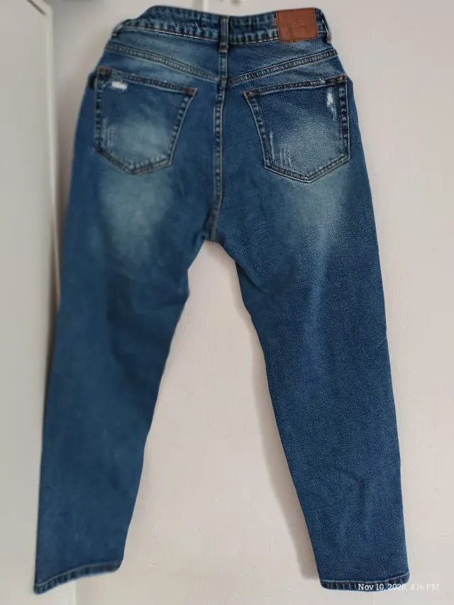 Pantalones vaqueros con raya lateral roja