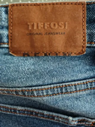 Pantalones vaqueros con raya lateral roja