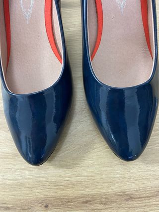 - Zapatos charol negro, tacones muy cómodo.