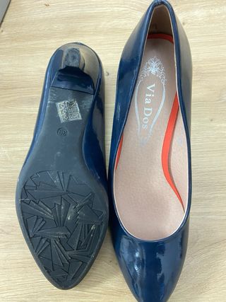 - Zapatos charol negro, tacones muy cómodo.