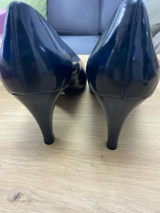- Zapatos charol negro, tacones muy cómodo.