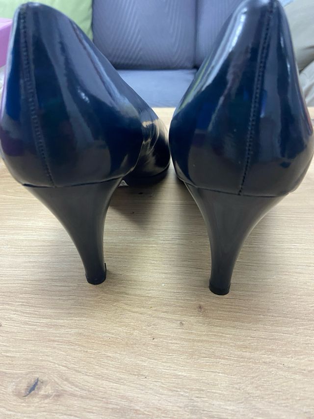 - Zapatos charol negro, tacones muy cómodo.