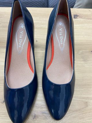 - Zapatos charol negro, tacones muy cómodo.