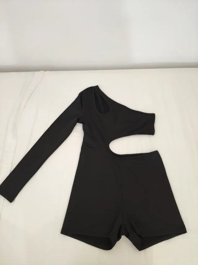 Mono negro asimétrico con cut-out