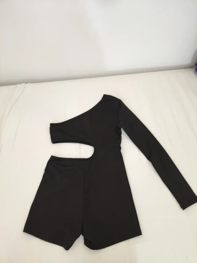 Mono negro asimétrico con cut-out