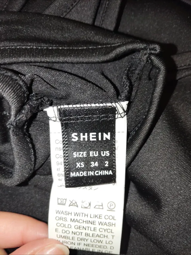 Mono negro asimétrico con cut-out