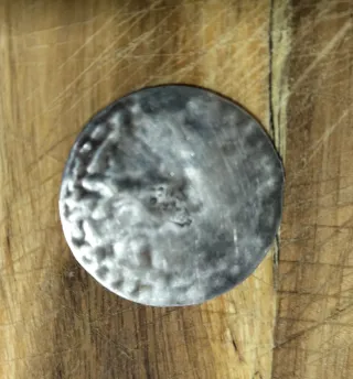 Medalla colgante de plata con guerrero inca