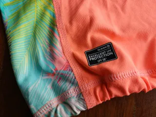 Licra Olaian Coral y Palmeras Talla 10-12 años