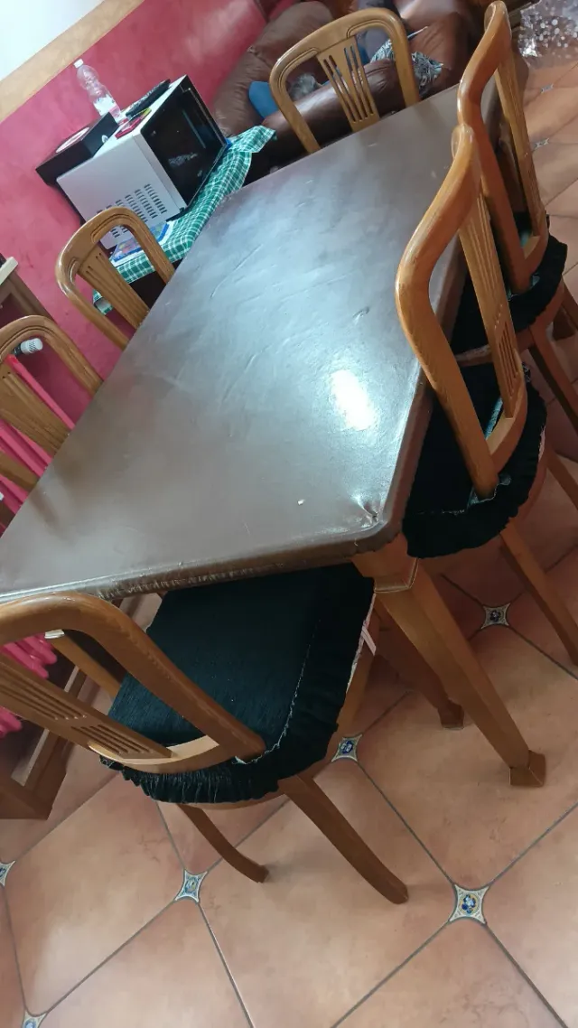 Tavolo in legno con sedie