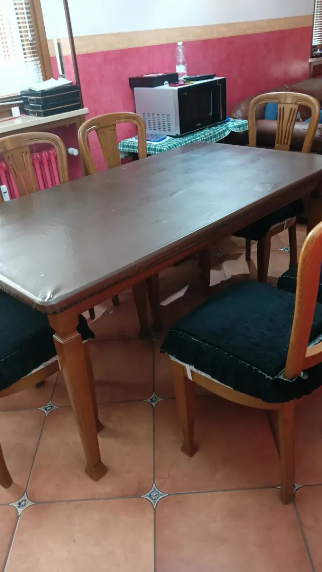 Tavolo in legno con sedie