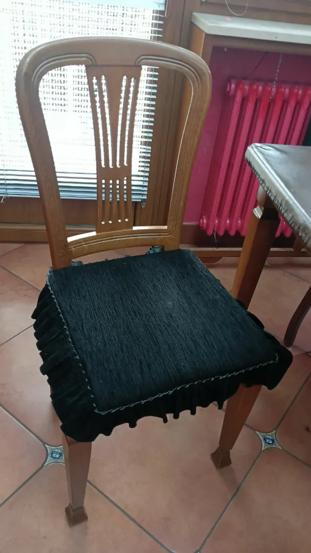 Tavolo in legno con sedie