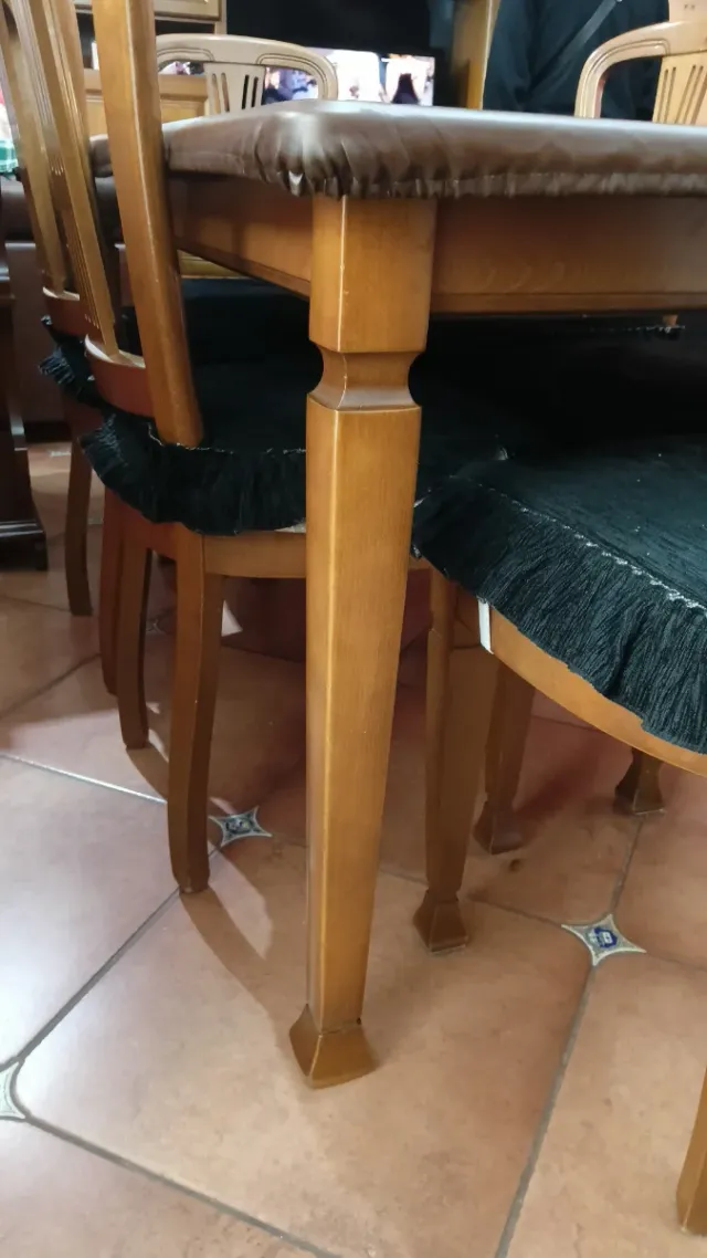 Tavolo in legno con sedie