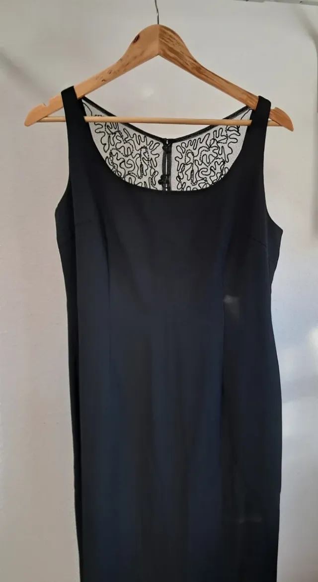 Vestido largo negro con detalle en espalda, cremal