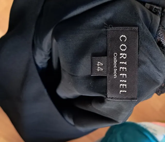 Vestido largo negro con detalle en espalda, cremal