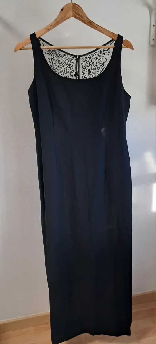 Vestido largo negro con detalle en espalda, cremal