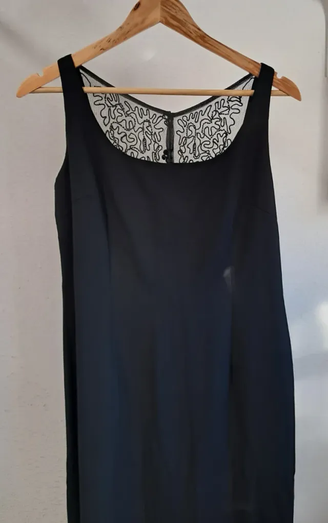 Vestido largo negro con detalle en espalda, cremal