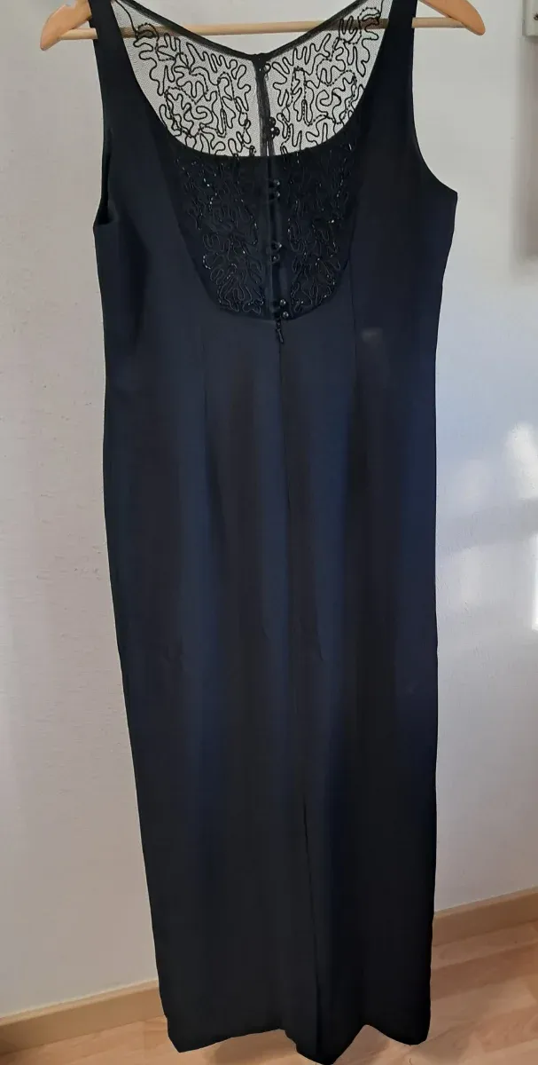 Vestido largo negro con detalle en espalda, cremal