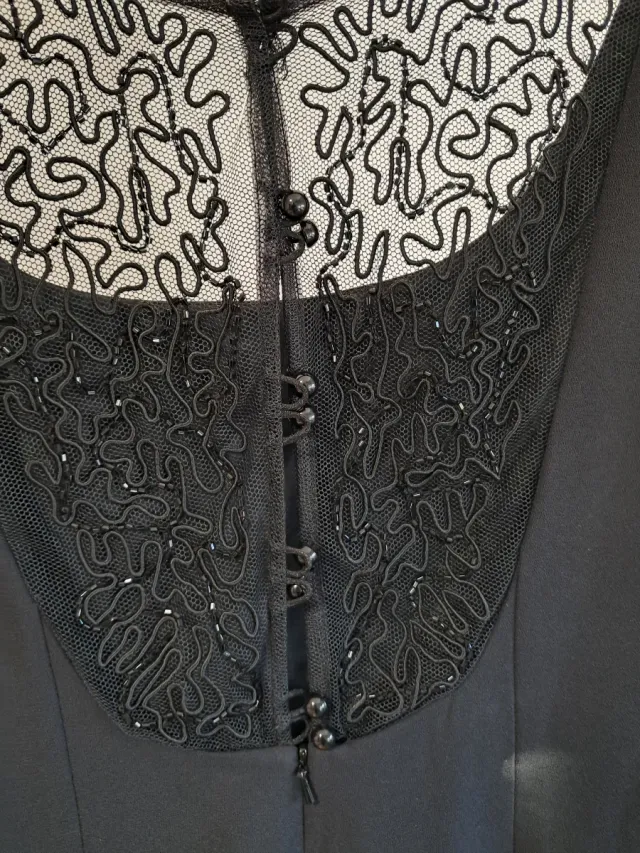 Vestido largo negro con detalle en espalda, cremal