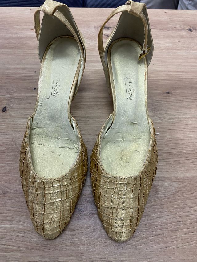 Zapatos de fiesta dorados