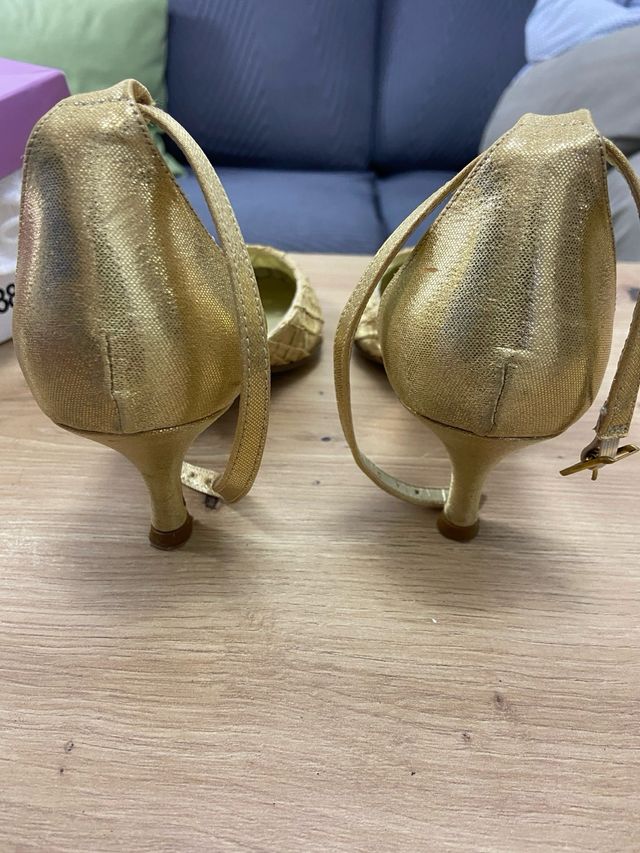 Zapatos de fiesta dorados