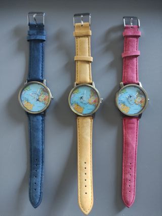 Lotto 3 orologi a tema viaggio blu, rosso, giallo