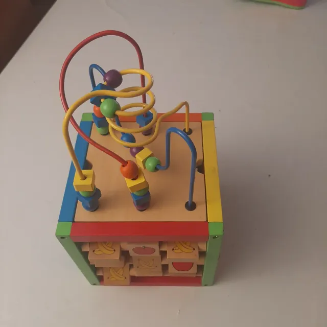 Cubo de actividades de madera