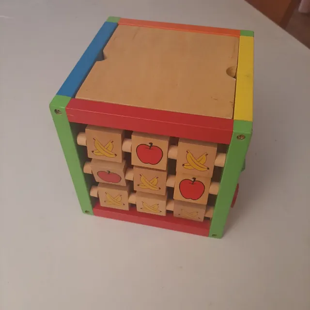 Cubo de actividades de madera