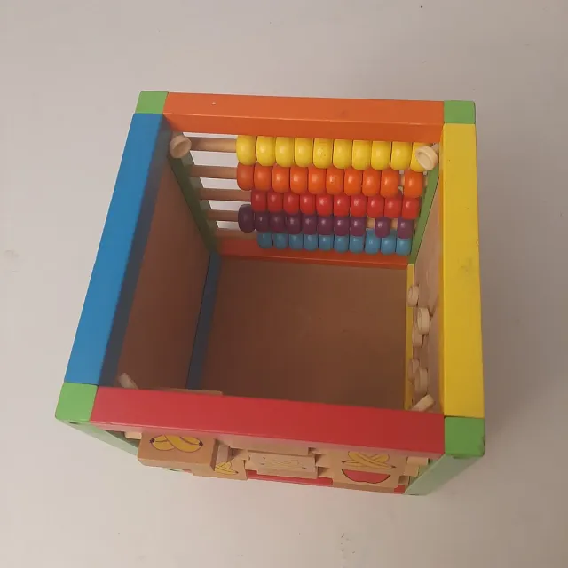 Cubo de actividades de madera