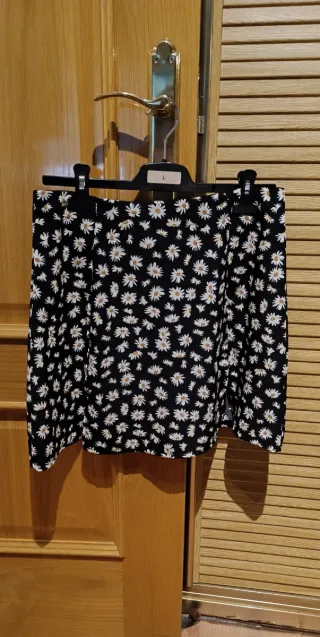 Falda negra con estampado de flores blancas