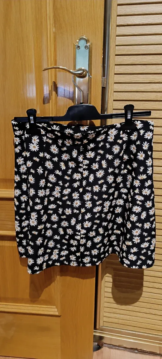 Falda negra con estampado de flores blancas
