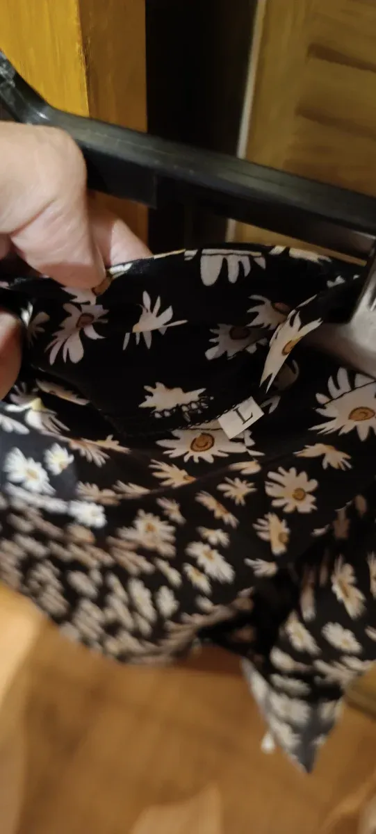 Falda negra con estampado de flores blancas