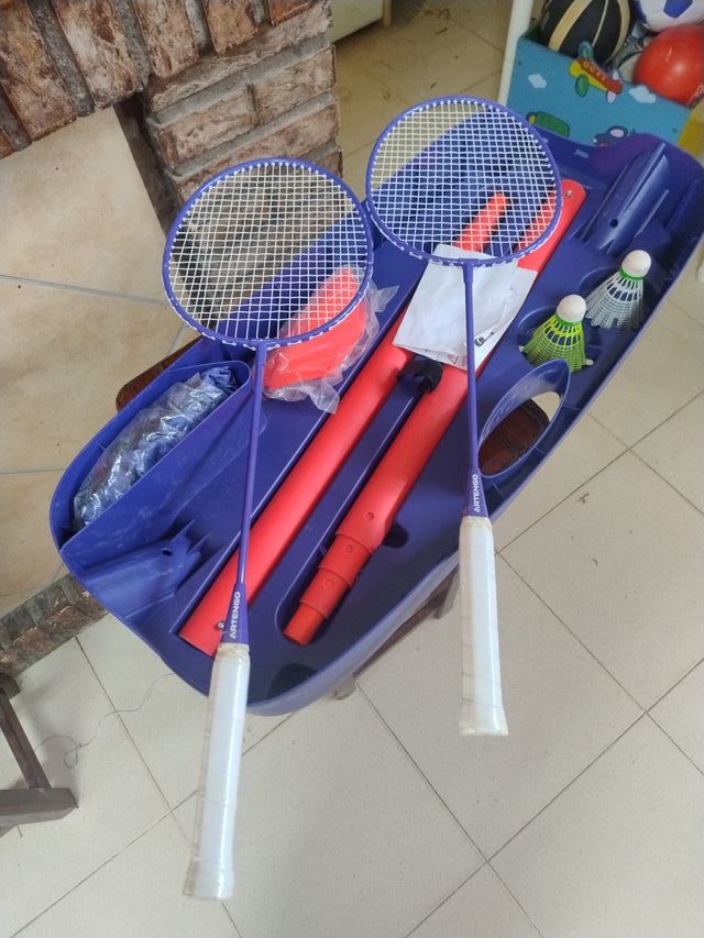 Juego bádminton con red , soporte y 4 raquetas