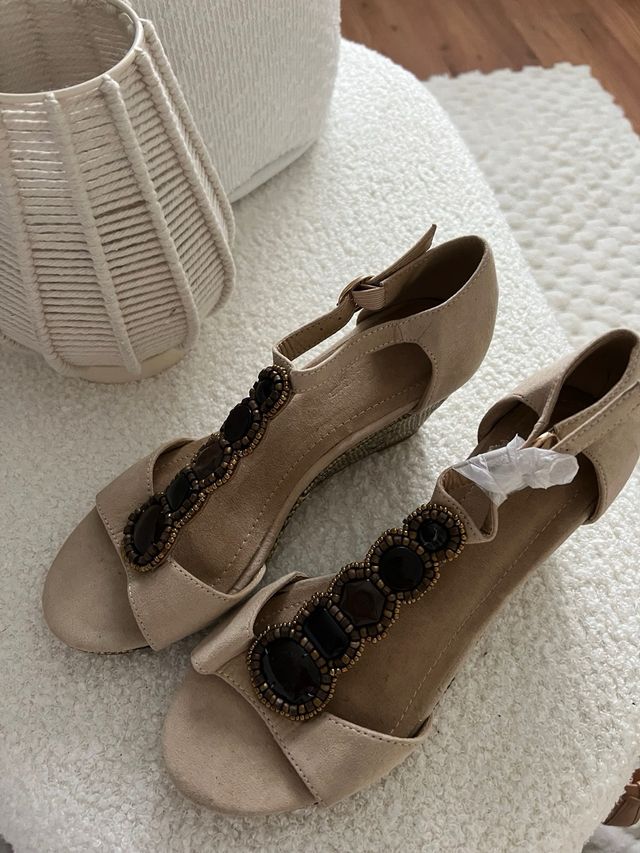 Sandalias cuña media beige y doradas talla 39