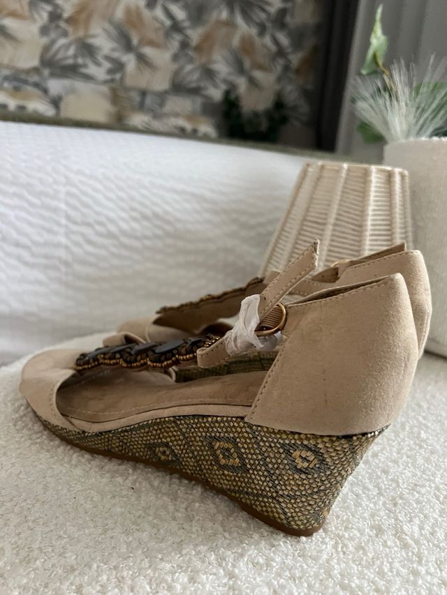 Sandalias cuña media beige y doradas talla 39