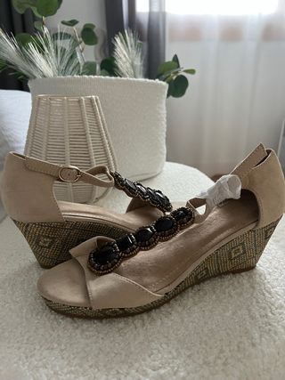 Sandalias cuña media beige y doradas talla 39