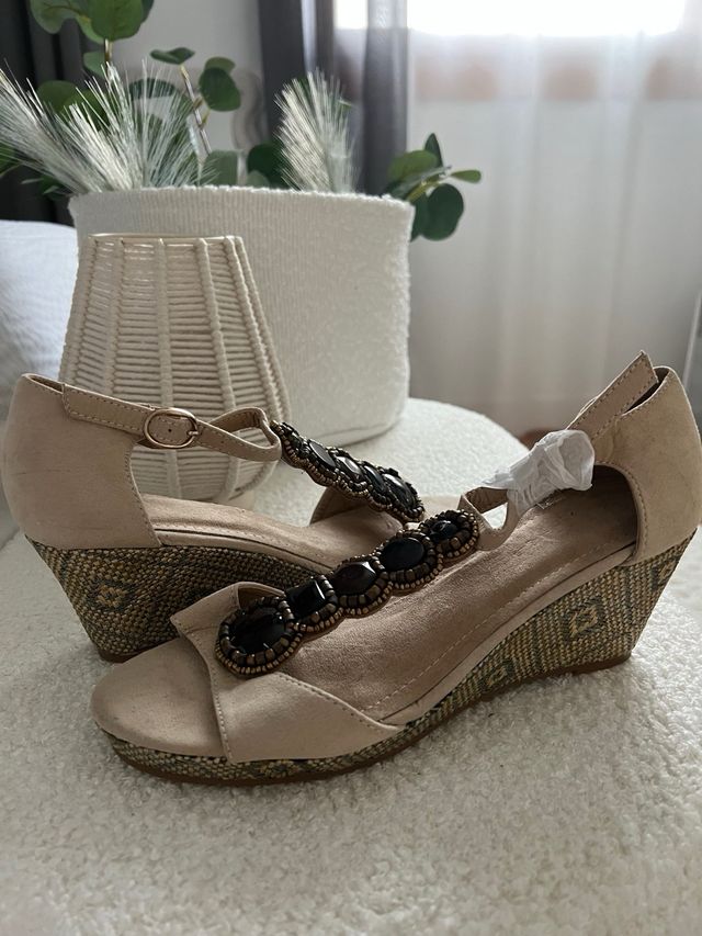 Sandalias cuña media beige y doradas talla 39