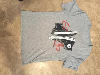 Camiseta Converse Estampado Zapatillas