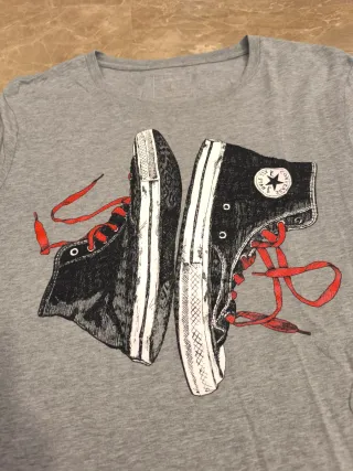 Camiseta Converse Estampado Zapatillas