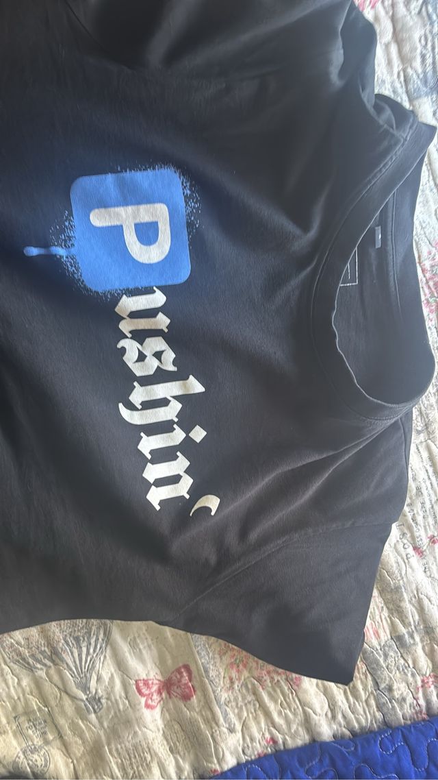 Camiseta negra con logo Pushing