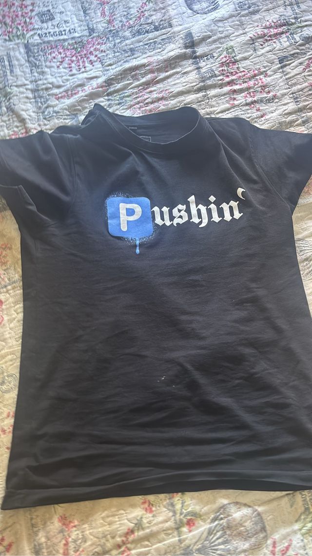 Camiseta negra con logo Pushing